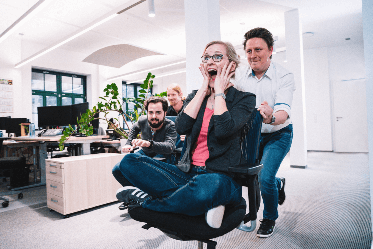 Eine Gruppe beim Bürostuhlrennen