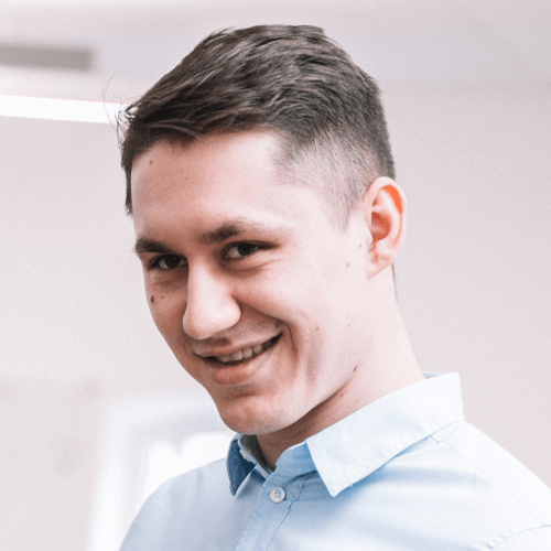 Dein potentieller Kollege Julian hört aufmerksam zu