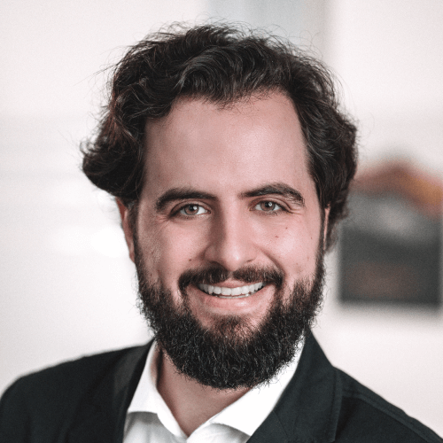 Deine potentieller Kollege Jonathan lächelt freundlich